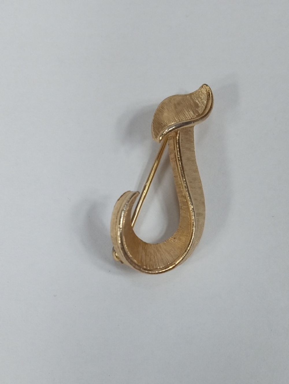 Vintage Crown Trifari Gold Tone Textured Initial "J" Brooch Pin